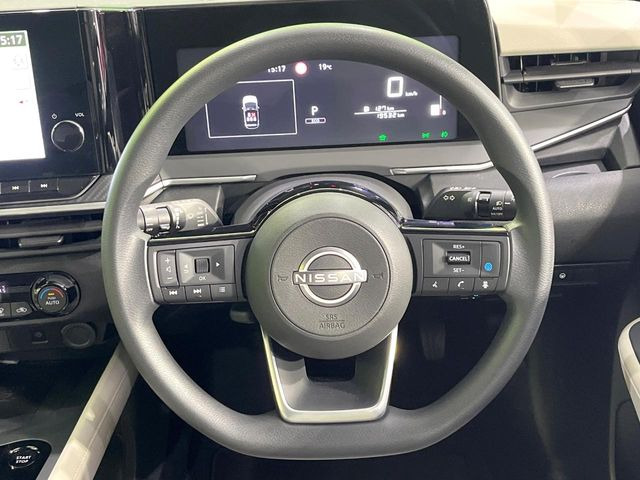 �C���e���A�ɍ��킹���f�U�C���̃X�e�A�����O�́A�^�]�������̂��Ƃ��l���A�^�]���₷���`��A�傫���ł��B�����x�A���ۂɐG���Ă��m���߂��������B