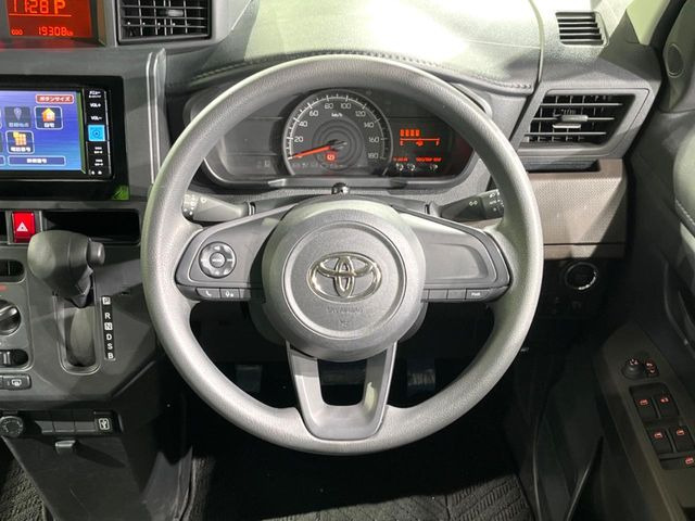 �C���e���A�ɍ��킹���f�U�C���̃X�e�A�����O�́A�^�]�������̂��Ƃ��l���A�^�]���₷���`��A�傫���ł��B�����x�A���ۂɐG���Ă��m���߂��������B