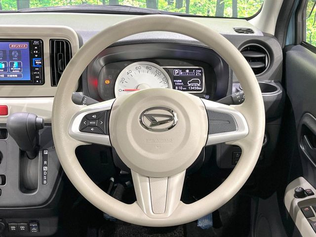 �C���e���A�ɍ��킹���f�U�C���̃X�e�A�����O�́A�^�]�������̂��Ƃ��l���A�^�]���₷���`��A�傫���ł��B�����x�A���ۂɐG���Ă��m���߂��������B