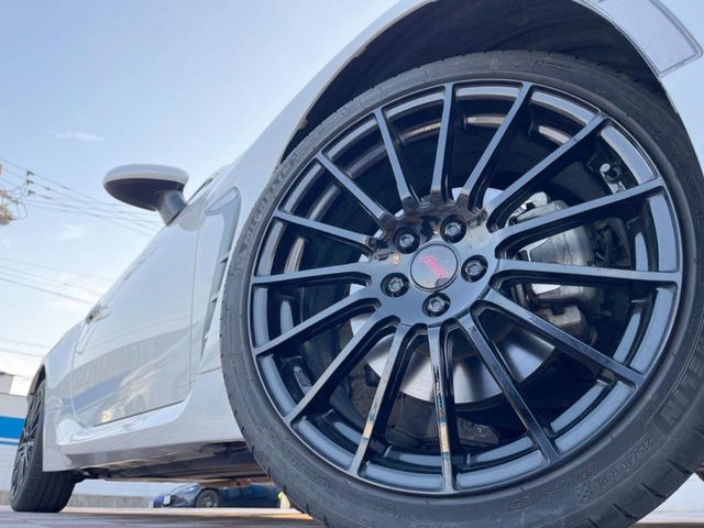 【STI18インチアルミホイール】純正オプションホイールを装着。走行性能の向上に加え、外観もよりスタイリッシュになっています。