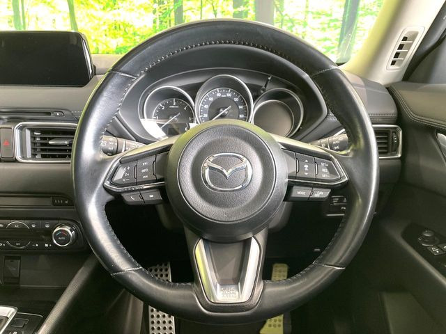 �C���e���A�ɍ��킹���f�U�C���̃X�e�A�����O�́A�^�]�������̂��Ƃ��l���A�^�]���₷���`��A�傫���ł��B�����x�A���ۂɐG���Ă��m���߂��������B