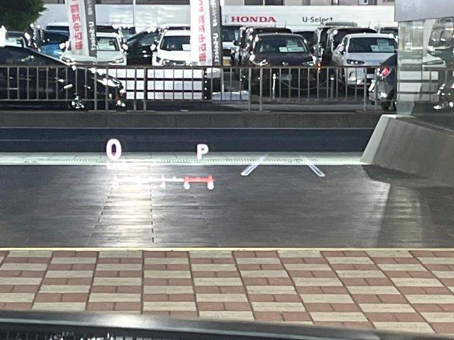 【カラーヘッドアップディスプレイ】現在の速度や走行情報をデジタル表示で運転席前方のガラスに投影!カラー付きで視認性も高く、運転中目線をずらさず必要な情報を確認できるのでとっても便利で安心!