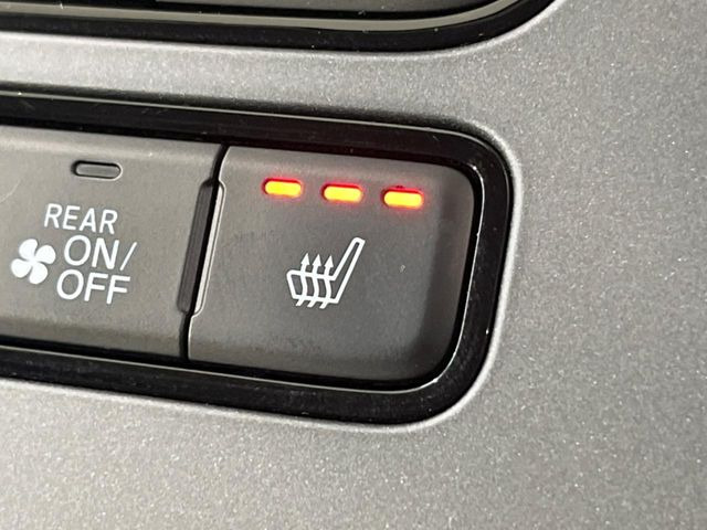 【シートヒーター】寒い日に重宝するシートヒーター!エアコンより早く温まってくれるので寒がりの人も安心ですね♪エアコンの温風は乾燥するから苦手、という方にもをおすすめです。