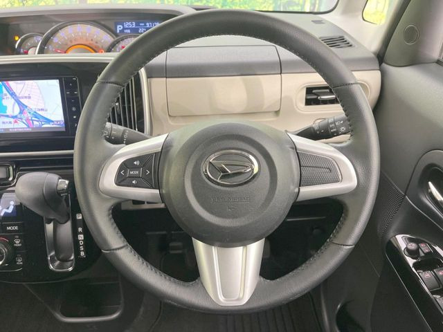 �C���e���A�ɍ��킹���f�U�C���̃X�e�A�����O�́A�^�]�������̂��Ƃ��l���A�^�]���₷���`��A�傫���ł��B�����x�A���ۂɐG���Ă��m���߂��������B