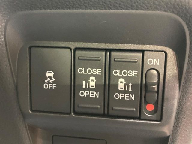 【両側パワースライドドア】スマートキーや運転席のスイッチで後席両側スライドドアの開閉が可能♪電動だから力を入れてドアを開ける必要が無く、小さなお子様でも簡単に開け閉めでき快適です♪