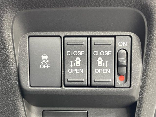 【両側パワースライドドア】スマートキーや運転席のスイッチで後席両側スライドドアの開閉が可能♪電動だから力を入れてドアを開ける必要が無く、小さなお子様でも簡単に開け閉めでき快適です♪