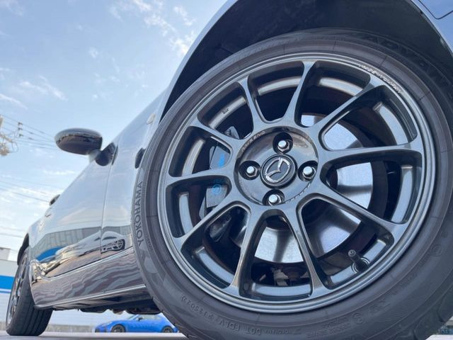 �yRAYS������16�C���`�A���~�z�C�[���z�O�ςɃ}�b�`���������A���~�z�C�[���𑕒����Ă���܂��B�e��ЊO�A���~�z�C�[����A�X�^�b�h���X�^�C�����戵�����Ă���܂��B���񂲑��k����������