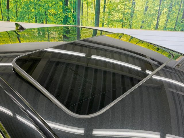 【ムーンルーフ】開放感たっぷりの希少装備、ムーンルーフが装着されています!車内に明かりを取り入れたり景色を楽しむ以外にも、車内の空気も簡単に換気できて快適です!