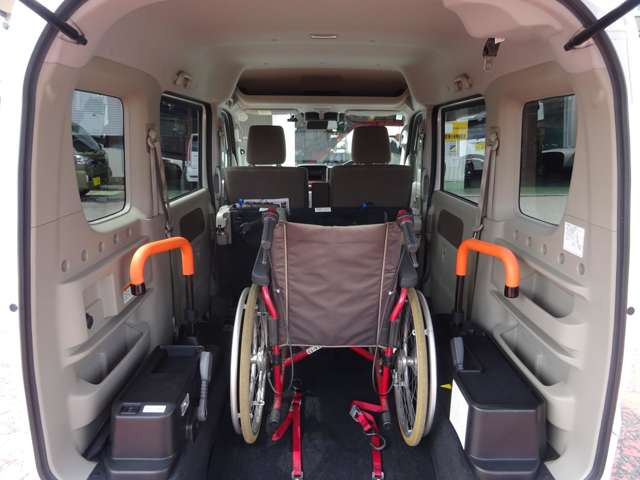 エブリイワゴンウィズ 車いす移動車 左右分割式リアシート付