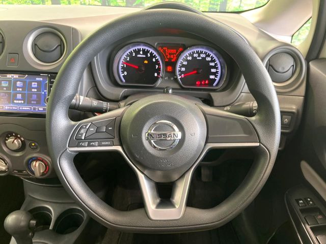 �C���e���A�ɍ��킹���f�U�C���̃X�e�A�����O�́A�^�]�������̂��Ƃ��l���A�^�]���₷���`��A�傫���ł��B�����x�A���ۂɐG���Ă��m���߂��������B
