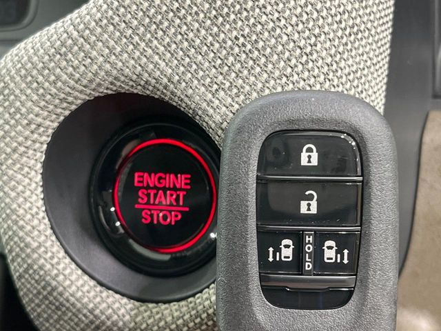 【Hondaスマートキー】カバンやポケットに入れたままでもドアの施錠・解錠が可能なスマートキーを装備。エンジンのオン・オフ時もカギを取り出す必要が無いからとっても便利です♪