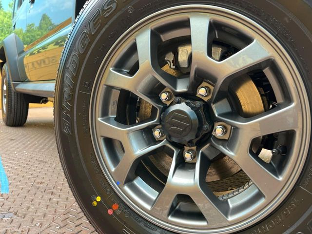 �y����15�C���`�A���~�z�C�[���z�O�ςɃ}�b�`���������A���~�z�C�[���𑕒����Ă���܂��B�e��ЊO�A���~�z�C�[����A�X�^�b�h���X�^�C�����戵�����Ă���܂��B���񂲑��k����������