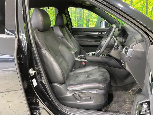 運転席まわりには十分なスペースがあり、大柄な方でもゆったり運転していただける環境です。
