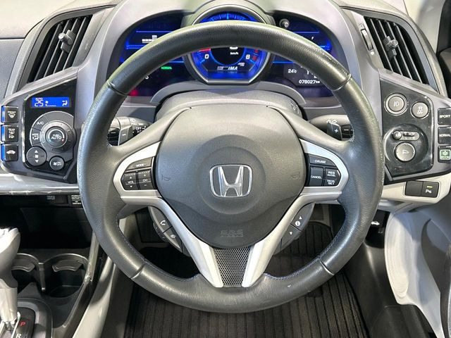 �C���e���A�ɍ��킹���f�U�C���̃X�e�A�����O�́A�^�]�������̂��Ƃ��l���A�^�]���₷���`��A�傫���ł��B�����x�A���ۂɐG���Ă��m���߂��������B