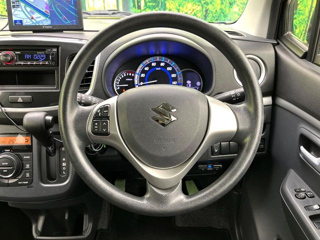 �C���e���A�ɍ��킹���f�U�C���̃X�e�A�����O�́A�^�]�������̂��Ƃ��l���A�^�]���₷���`��A�傫���ł��B�����x�A���ۂɐG���Ă��m���߂��������B