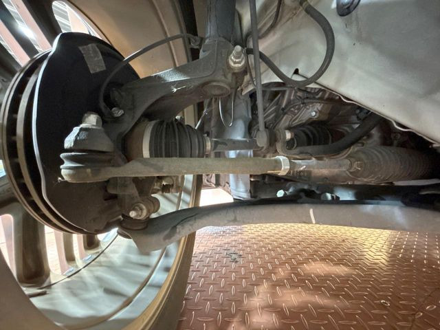 お車を安心してお乗りいただく為には、足回りの定期点検が欠かせません。サービスサポート(有償保証)では無料点検もご提供しており、安心のカーライフをお過ごしいただけるサポート体制が整っています。