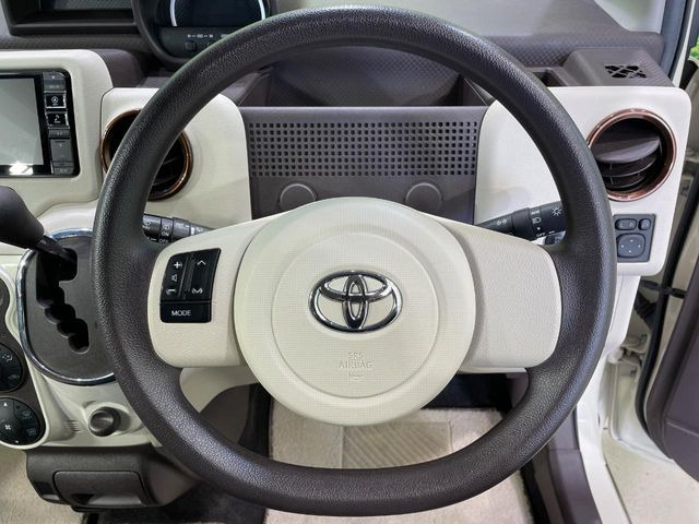 �C���e���A�ɍ��킹���f�U�C���̃X�e�A�����O�́A�^�]�������̂��Ƃ��l���A�^�]���₷���`��A�傫���ł��B�����x�A���ۂɐG���Ă��m���߂��������B