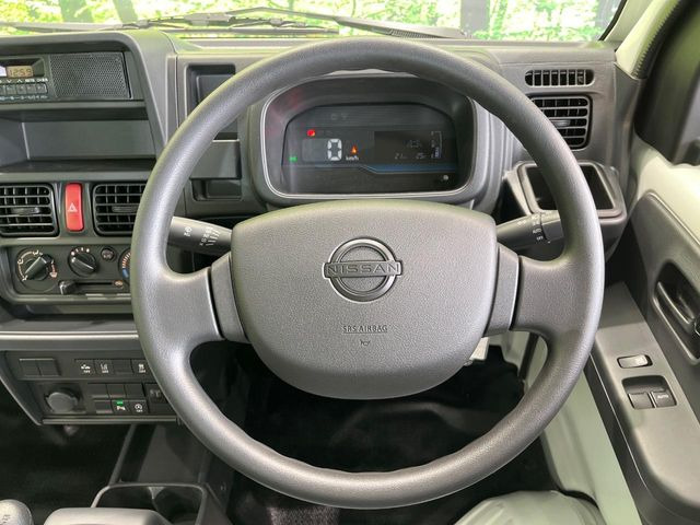 �C���e���A�ɍ��킹���f�U�C���̃X�e�A�����O�́A�^�]�������̂��Ƃ��l���A�^�]���₷���`��A�傫���ł��B�����x�A���ۂɐG���Ă��m���߂��������B