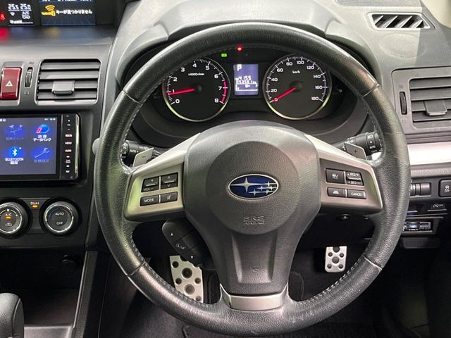 �C���e���A�ɍ��킹���f�U�C���̃X�e�A�����O�́A�^�]�������̂��Ƃ��l���A�^�]���₷���`��A�傫���ł��B�����x�A���ۂɐG���Ă��m���߂��������B