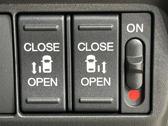 【両側パワースライドドア】スマートキーや運転席のスイッチで後席両側スライドドアの開閉が可能♪電動だから力を入れてドアを開ける必要が無く、小さなお子様でも簡単に開け閉めでき快適です♪