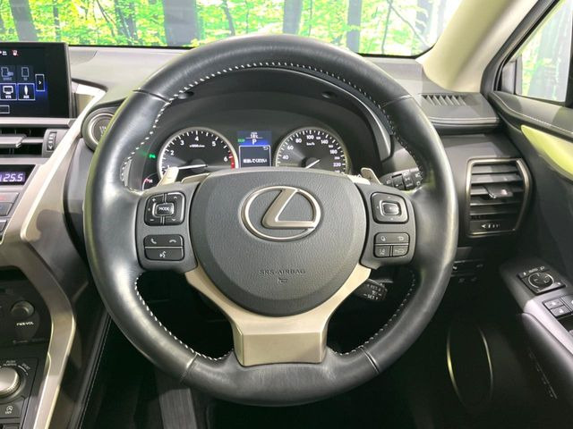 �C���e���A�ɍ��킹���f�U�C���̃X�e�A�����O�́A�^�]�������̂��Ƃ��l���A�^�]���₷���`��A�傫���ł��B�����x�A���ۂɐG���Ă��m���߂��������B