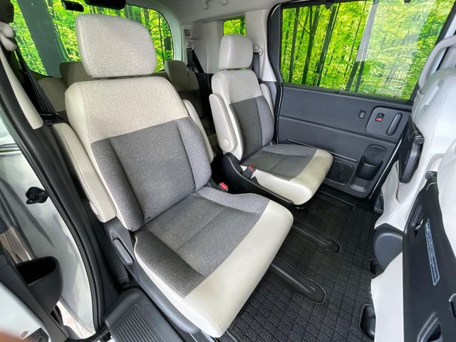 後部座席も気になるようなキズ・汚れやへたり等、大きなダメージはなく、良好な状態です。