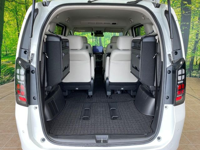 後席を格納すると、これだけの広さが!シーンに合わせたシートアレンジで、大きな荷物も積むことが出来ます♪