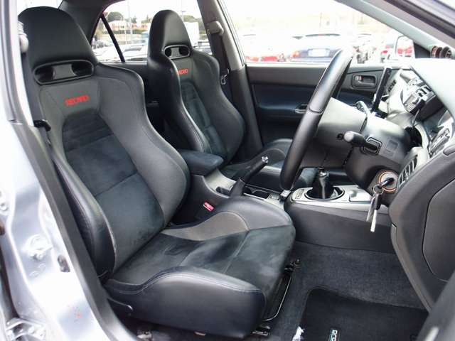 �l�C��RECARO�n�[�t���U�[�V�[�g�����B�؂��ڗ��悤�ȎC�����������Y��ȏ�ԂƂȂ�܂��B����]�ɉ�����BRIDE���Ȃǂ̃V�[�g�������ȋ��z�ɂĕύX�\�ł��B���C�y�ɂ����k�������܂�