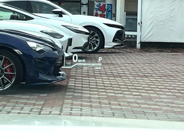 �y�J���[�w�b�h�A�b�v�f�B�X�v���C�z���݂̑��x�⑖�s�����f�W�^���\���ŉ^�]�ȑO���̃K���X�ɓ��e!�J���[�t���Ŏ��F���������A�^�]���ڐ������炳���K�v�ȏ����m�F�ł���̂łƂ��Ă��֗��ň��S!