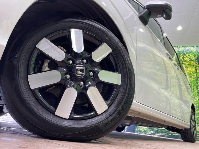 【純正15インチアルミホイール】外観にマッチした純正アルミホイールを装着しております。各種社外アルミホイールや、スタッドレスタイヤも取扱いしております。是非ご相談ください♪
