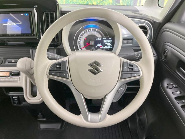 �C���e���A�ɍ��킹���f�U�C���̃X�e�A�����O�́A�^�]�������̂��Ƃ��l���A�^�]���₷���`��A�傫���ł��B�����x�A���ۂɐG���Ă��m���߂��������B