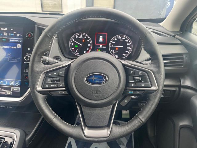 �C���e���A�ɍ��킹���f�U�C���̃X�e�A�����O�́A�^�]�������̂��Ƃ��l���A�^�]���₷���`��A�傫���ł��B�����x�A���ۂɐG���Ă��m���߂��������B