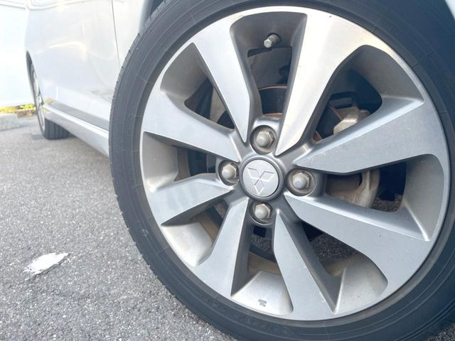 �y����15�C���`�A���~�z�C�[���z�O�ςɃ}�b�`���������A���~�z�C�[���𑕒����Ă���܂��B�e��ЊO�A���~�z�C�[����A�X�^�b�h���X�^�C�����戵�����Ă���܂��B���񂲑��k����������