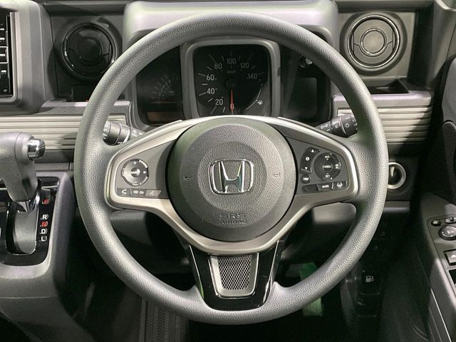 �C���e���A�ɍ��킹���f�U�C���̃X�e�A�����O�́A�^�]�������̂��Ƃ��l���A�^�]���₷���`��A�傫���ł��B�����x�A���ۂɐG���Ă��m���߂��������B