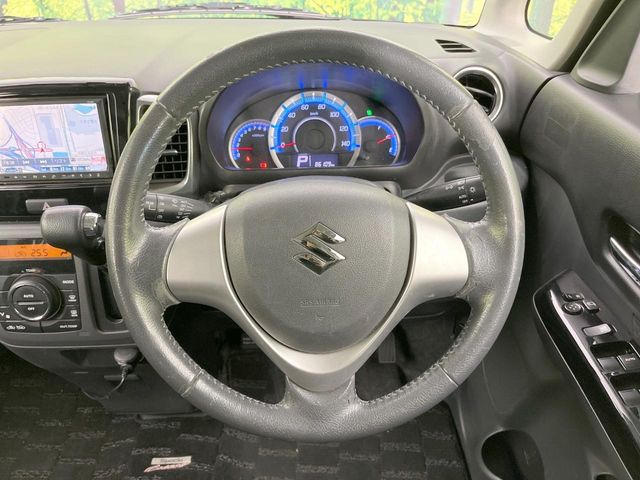 �C���e���A�ɍ��킹���f�U�C���̃X�e�A�����O�́A�^�]�������̂��Ƃ��l���A�^�]���₷���`��A�傫���ł��B�����x�A���ۂɐG���Ă��m���߂��������B