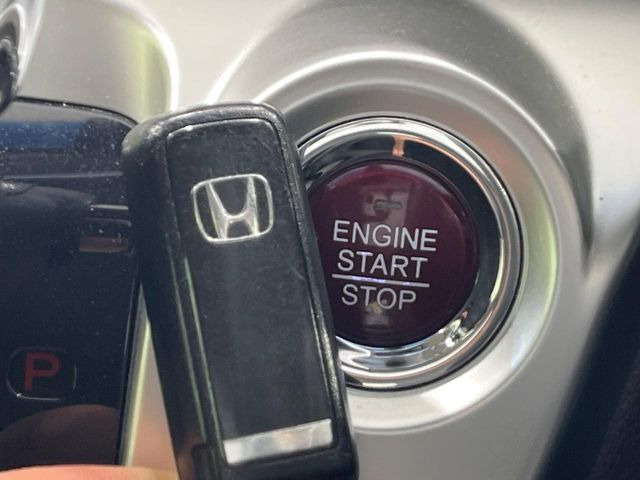 �yHonda�X�}�[�g�L�[�z�J�o����|�P�b�g�ɓ��ꂽ�܂܂ł��h�A�̎{���E�������\�ȃX�}�[�g�L�[�𑕔��B�G���W���̃I���E�I�t�����J�M�����o���K�v����������Ƃ��Ă��֗��ł���