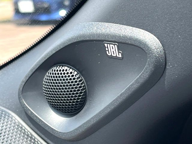 �yJBL�T�E���h�V�X�e���z���[�J�[�I�v�V�����̍��i�ʃT�E���h�V�X�e���𓋍ځB��p�̃`���[�j���O���{���ꂽ�召�l�X�ȃX�s�[�J�[����ǎ��ȃT�E���h���t�ł��A�Տꊴ���ӂ�鉹����Ԃ����o���܂��B