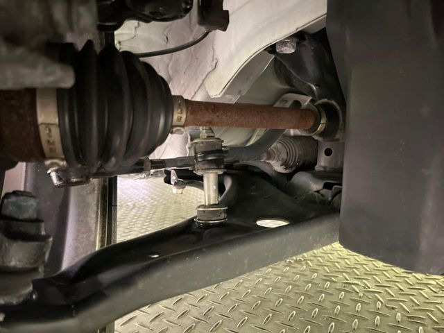 お車を安心してお乗りいただく為には、足回りの定期点検が欠かせません。サービスサポート(有償保証)では無料点検もご提供しており、安心のカーライフをお過ごしいただけるサポート体制が整っています。