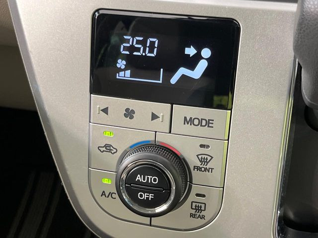 【オートエアコン】一度お好みの温度に設定すれば、車内の温度を検知し風量や温度を自動で調整。暑い&hellip;寒い&hellip;と何度もスイッチ操作をする必要はありません。快適な車内空間には必須の機能ですね♪