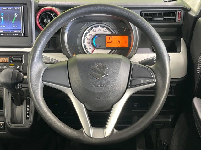 �C���e���A�ɍ��킹���f�U�C���̃X�e�A�����O�́A�^�]�������̂��Ƃ��l���A�^�]���₷���`��A�傫���ł��B�����x�A���ۂɐG���Ă��m���߂��������B