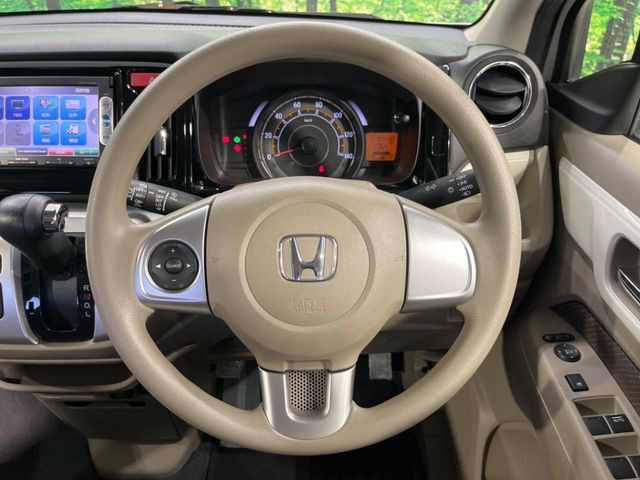 �C���e���A�ɍ��킹���f�U�C���̃X�e�A�����O�́A�^�]�������̂��Ƃ��l���A�^�]���₷���`��A�傫���ł��B�����x�A���ۂɐG���Ă��m���߂��������B