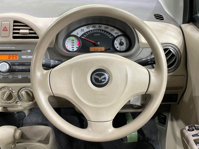 �C���e���A�ɍ��킹���f�U�C���̃X�e�A�����O�́A�^�]�������̂��Ƃ��l���A�^�]���₷���`��A�傫���ł��B�����x�A���ۂɐG���Ă��m���߂��������B