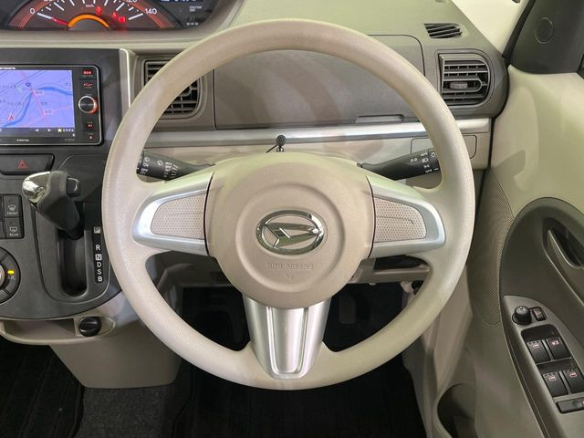 �C���e���A�ɍ��킹���f�U�C���̃X�e�A�����O�́A�^�]�������̂��Ƃ��l���A�^�]���₷���`��A�傫���ł��B�����x�A���ۂɐG���Ă��m���߂��������B
