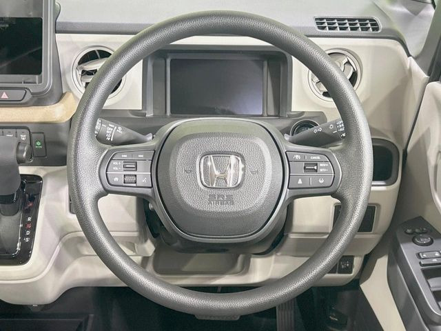 �C���e���A�ɍ��킹���f�U�C���̃X�e�A�����O�́A�^�]�������̂��Ƃ��l���A�^�]���₷���`��A�傫���ł��B�����x�A���ۂɐG���Ă��m���߂��������B