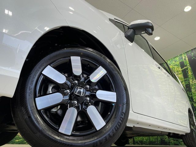 �y����15�C���`�A���~�z�C�[���z�O�ςɃ}�b�`���������A���~�z�C�[���𑕒����Ă���܂��B�e��ЊO�A���~�z�C�[����A�X�^�b�h���X�^�C�����戵�����Ă���܂��B���񂲑��k����������