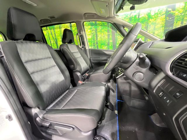 運転席シート廻りは使用感も少なく、良好な状態となっています。丁寧に使われていたことがよくわかりますね。