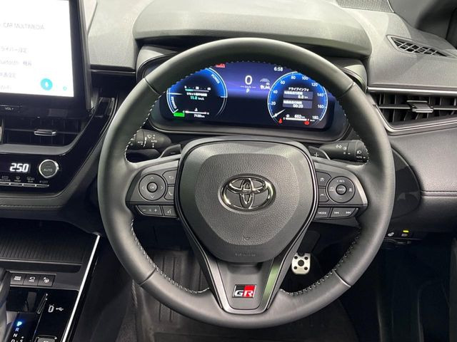 �C���e���A�ɍ��킹���f�U�C���̃X�e�A�����O�́A�^�]�������̂��Ƃ��l���A�^�]���₷���`��A�傫���ł��B�����x�A���ۂɐG���Ă��m���߂��������B