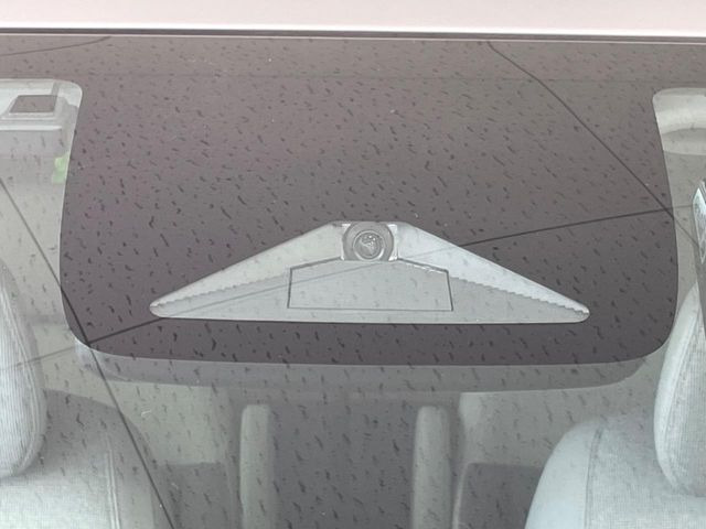 【ホンダセンシング】走行中に前方の車両等を認識し、衝突しそうな時は警報とブレーキで衝突回避と被害軽減をアシスト。より安全にドライブをお楽しみいただけます。