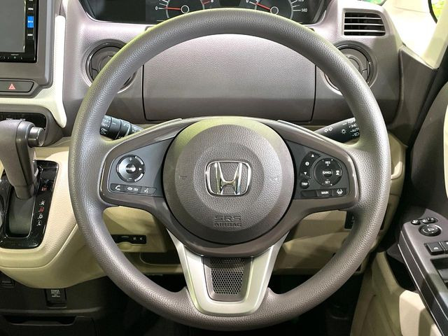 �C���e���A�ɍ��킹���f�U�C���̃X�e�A�����O�́A�^�]�������̂��Ƃ��l���A�^�]���₷���`��A�傫���ł��B�����x�A���ۂɐG���Ă��m���߂��������B