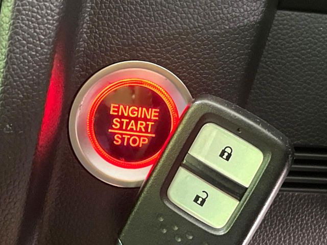 �yHonda�X�}�[�g�L�[�z�J�o����|�P�b�g�ɓ��ꂽ�܂܂ł��h�A�̎{���E�������\�ȃX�}�[�g�L�[�𑕔��B�G���W���̃I���E�I�t�����J�M�����o���K�v����������Ƃ��Ă��֗��ł���